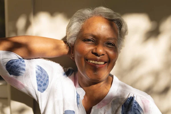 Retrato Sonriente Mujer Afroamericana Mayor Terraza Sombreada Retiro Jubilación Feliz — Foto de Stock