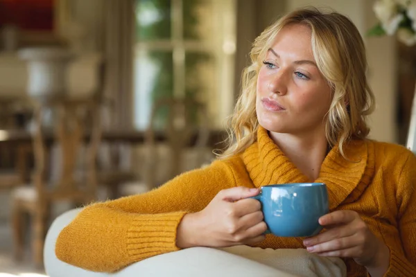 Mujer Caucásica Pensativo Relajarse Sofá Sala Estar Sosteniendo Taza Café —  Fotos de Stock