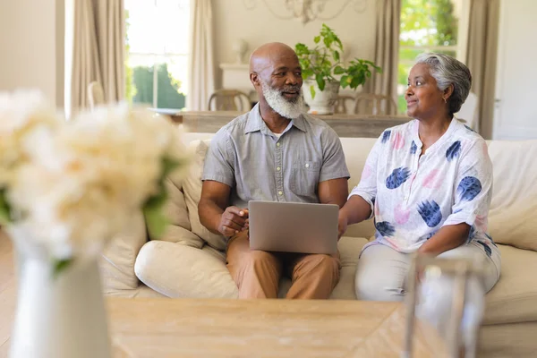 Pareja Afroamericana Mayor Sentada Sofá Usando Laptop Sonriendo Retiro Jubilación — Foto de Stock