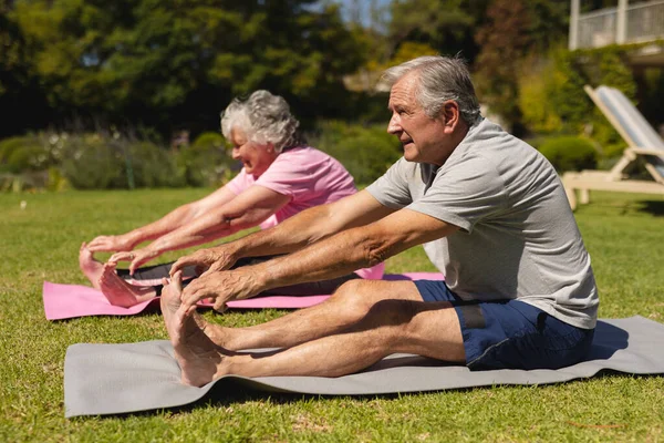 Pareja Caucásica Mayor Practicando Yoga Estirándose Jardín Soleado Retiro Jubilación — Foto de Stock