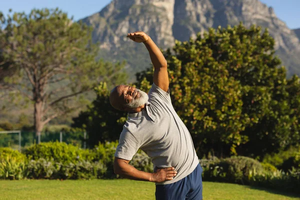 Senior African American Man Exercising Outdoors Stunning Countryside Retirement Retreat — Fotografia de Stock