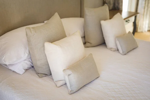 Close Beige White Cushions Pillows Large Bed Sunny Bedroom Interior — ストック写真