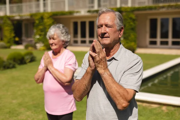 Äldres Kaukasiska Par Praktiserar Yoga Mediterar Solig Trädgård Pensionering Reträtt — Stockfoto