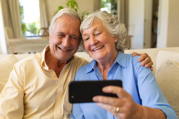 Senior Caucasian Couple Sitting Sofa Having Video Call Using Smartphone — Stock Photo, Image