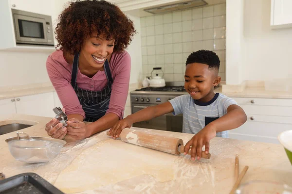 Feliz Madre Afroamericana Con Hijo Horneando Cocina Rodando Masa Familia —  Fotos de Stock