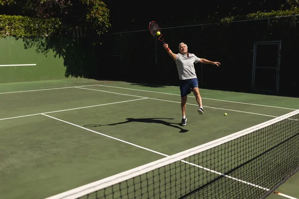 Tenis Kortunda Tenis Oynayan Son Sınıf Beyaz Adam Elinde Tenis — Stok fotoğraf