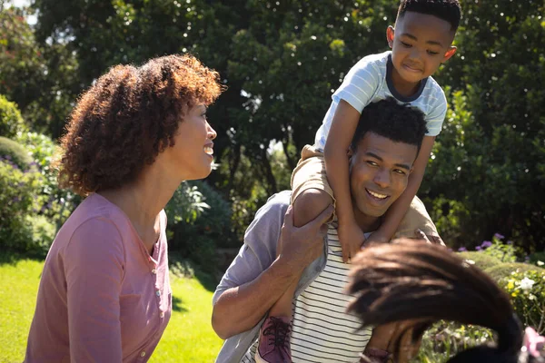 Feliz Pareja Afroamericana Con Hijo Aire Libre Jugando Soleado Jardín — Foto de Stock