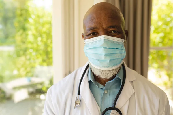 Porträt Eines Älteren Afrikanisch Amerikanischen Arztes Mit Gesichtsmaske Und Laborkittel — Stockfoto
