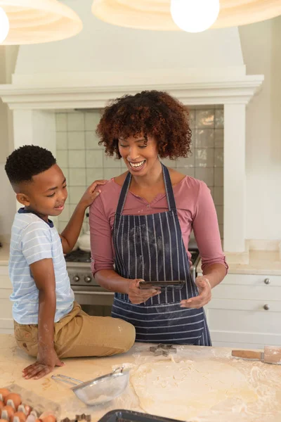 Mãe Americana Africana Feliz Com Filho Assando Cozinha Usando Tablet — Fotografia de Stock