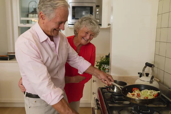 Coppia Caucasica Anziana Che Cucina Insieme Sorride Cucina Ritiro Pensionamento — Foto Stock