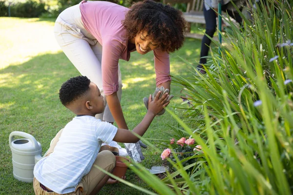 Feliz Madre Afroamericana Con Hijo Aire Libre Jardinería Día Soleado — Foto de Stock