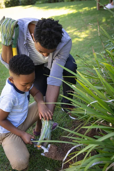 Feliz Padre Afroamericano Con Hijo Aire Libre Jardinería Día Soleado —  Fotos de Stock