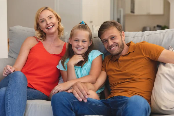 Retrato Casal Caucasiano Com Filha Sentada Sofá Sorrindo Casa Família — Fotografia de Stock