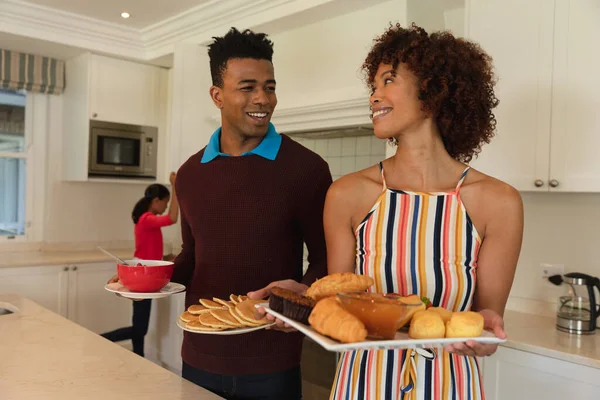 快乐的非洲裔美国夫妇在厨房为家人准备早餐和微笑 与家人共享优质闲暇时间 — 图库照片
