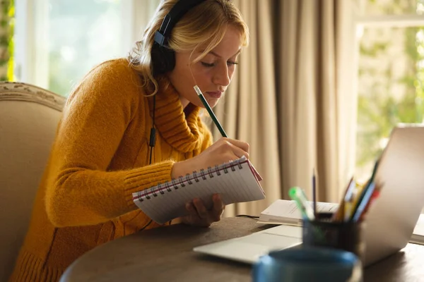 Blanke Vrouw Die Thuis Woonkamer Werkt Koptelefoon Draagt Laptop Gebruikt — Stockfoto