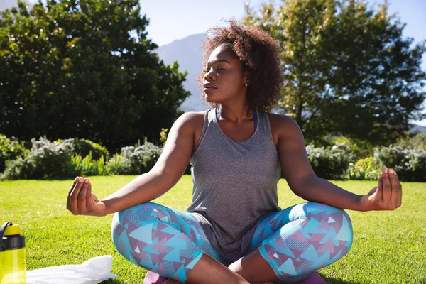 Afrika Kökenli Amerikalı Kadın Gözleri Kapalı Güneşli Bahçede Yoga Yapıyor — Stok fotoğraf