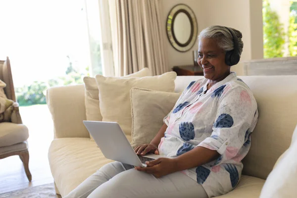 Ältere Afrikanisch Amerikanische Frau Sitzt Auf Dem Sofa Und Trägt — Stockfoto
