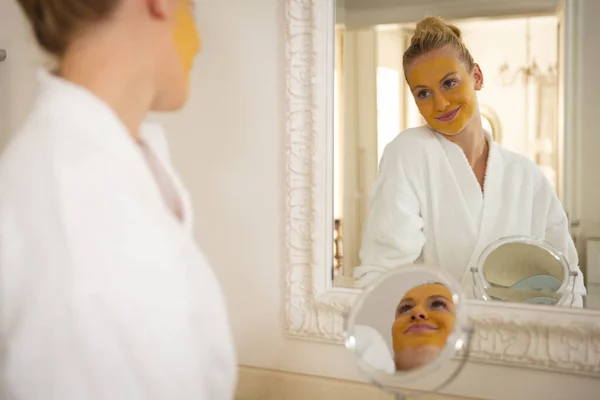 Mujer Caucásica Baño Con Albornoz Usando Mascarilla Tratamiento Belleza Sonriendo —  Fotos de Stock