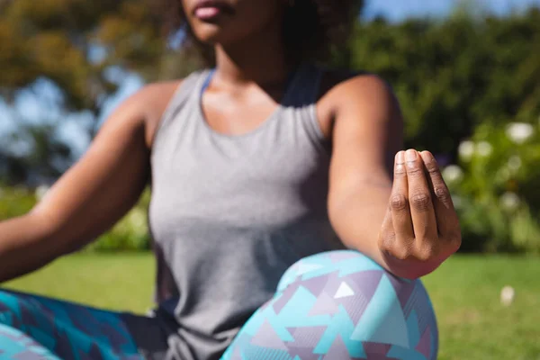 Sección Media Una Mujer Afroamericana Practicando Yoga Jardín Soleado Estilo —  Fotos de Stock