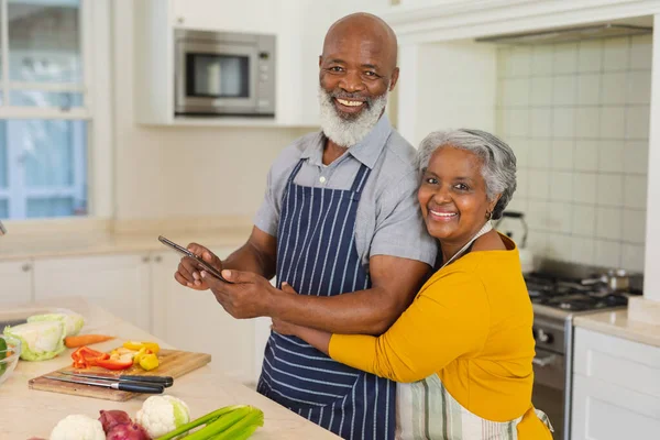 Retrato Casal Americano Africano Sênior Cozinhando Juntos Cozinha Usando Tablet — Fotografia de Stock