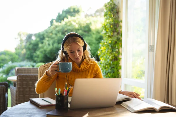 Vit Kvinna Som Arbetar Vardagsrummet Hemma Bär Hörlurar Och Använder — Stockfoto