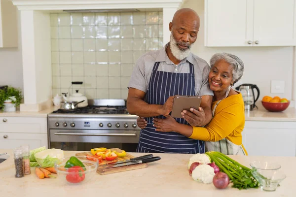 Pareja Afroamericana Mayor Cocinando Juntos Cocina Usando Tableta Retiro Jubilación — Foto de Stock