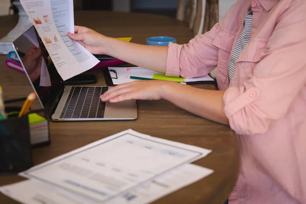 Midsectie Van Vrouw Die Thuis Aan Tafel Zit Met Laptop — Stockfoto