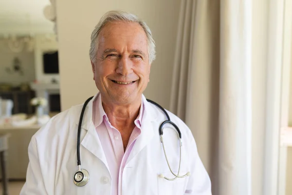 Retrato Médico Masculino Caucasiano Sênior Olhando Para Câmera Sorrindo Conceito — Fotografia de Stock