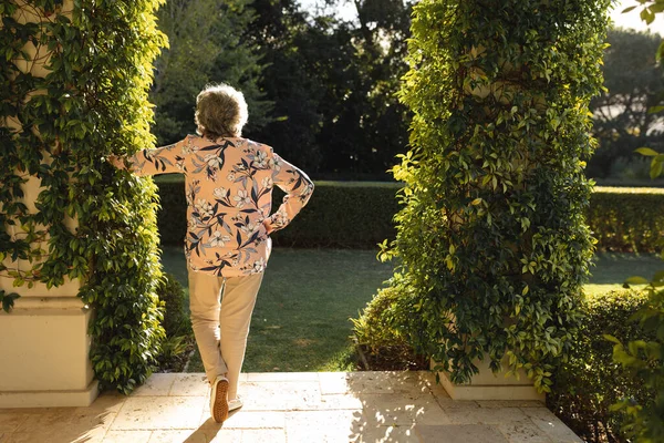 Donna Caucasica Anziana Appoggiata Colonna Giardino Soleggiato Stile Vita Pensione — Foto Stock