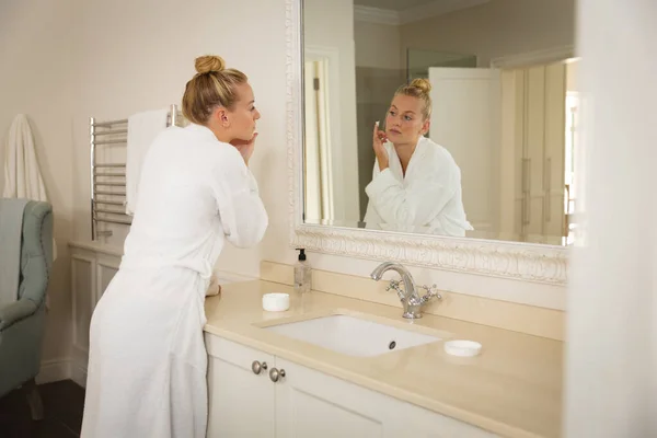 Femme Blanche Dans Salle Bain Portant Peignoir Regardant Dans Miroir — Photo