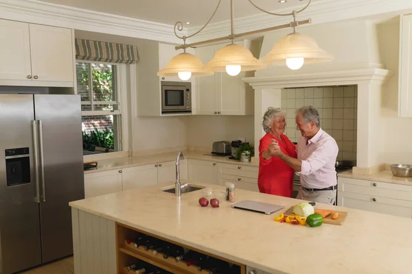 Senior Pareja Caucásica Bailando Juntos Sonriendo Cocina Retiro Jubilación Feliz —  Fotos de Stock