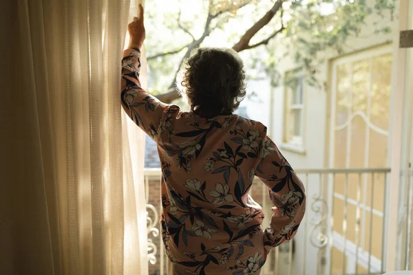 Donna Caucasica Anziana Piedi Sul Balcone Distogliendo Sguardo Ritiro Pensionamento — Foto Stock