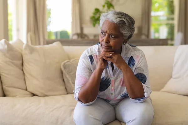 Ältere Afrikanisch Amerikanische Frau Sitzt Auf Dem Sofa Und Denkt — Stockfoto