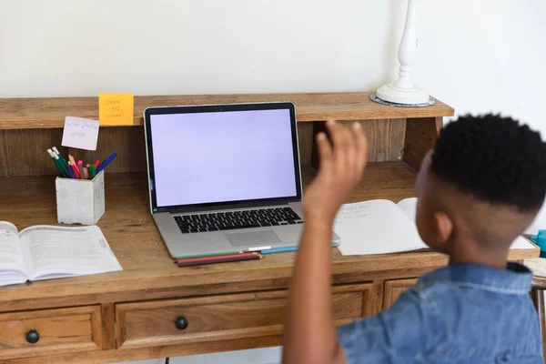 Menino Afro Americano Tendo Aula Videochamada Usando Laptop Durante Aula — Fotografia de Stock