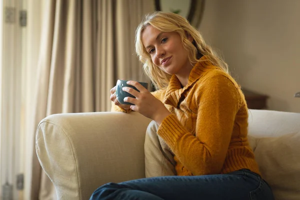 Porträtt Glad Kaukasisk Kvinna Sitter Soffan Vardagsrummet Med Kaffekopp Leende — Stockfoto