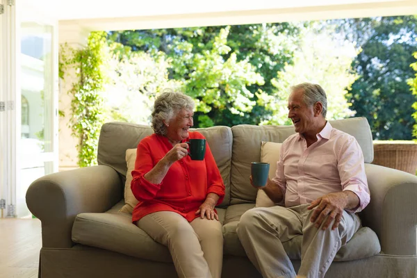 Pareja Ancianos Caucásicos Sentados Sofá Juntos Tomando Café Sala Estar — Foto de Stock