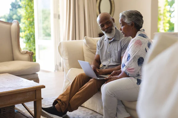 Casal Americano Africano Sênior Sentado Sofá Usando Laptop Conversando Retiro — Fotografia de Stock