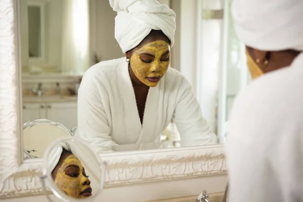 Africká Američanka Koupelně Ručníkem Hlavě Nosí Kosmetickou Masku Zdraví Krása — Stock fotografie
