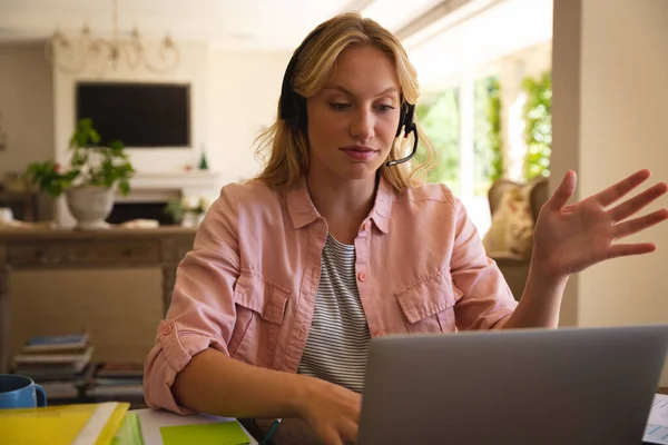 Blanke Vrouw Werkt Woonkamer Draagt Een Headset Gebruikt Een Laptop — Stockfoto