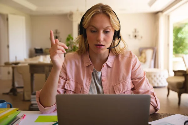 Blanke Vrouw Werkt Woonkamer Draagt Een Headset Gebruikt Een Laptop — Stockfoto