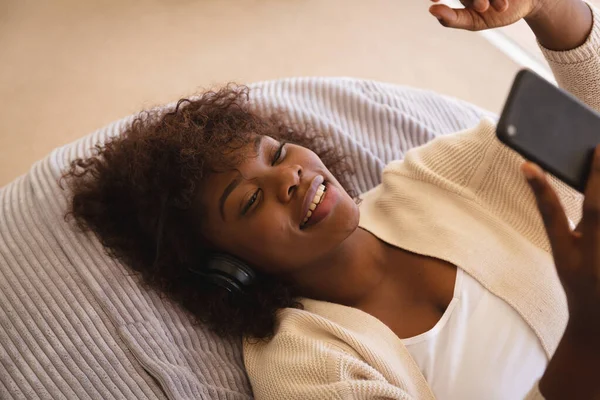 Gelukkig Afrikaans Amerikaanse Vrouw Liggend Bonenzakje Het Maken Van Videogesprek — Stockfoto