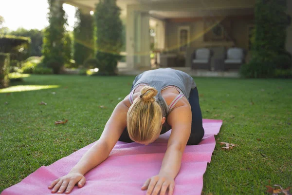Beyaz Kadın Bahçede Yoga Yapıyor Diz Çöküp Esniyor Sağlık Zindelik — Stok fotoğraf