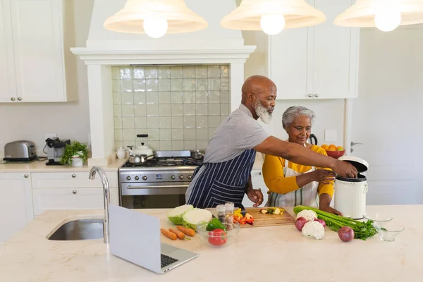 Pareja Afroamericana Mayor Cocinando Juntos Cocina Retiro Jubilación Feliz Concepto — Foto de Stock