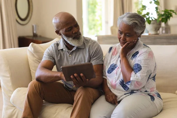 Afro Amerikan Çift Kanepede Tablet Kullanarak Oturuyor Geri Çekilme Emeklilik — Stok fotoğraf