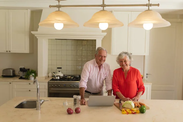 Portrait Senior Caucasian Couple Cooking Together Using Laptop Kitchen 노인의 — 스톡 사진