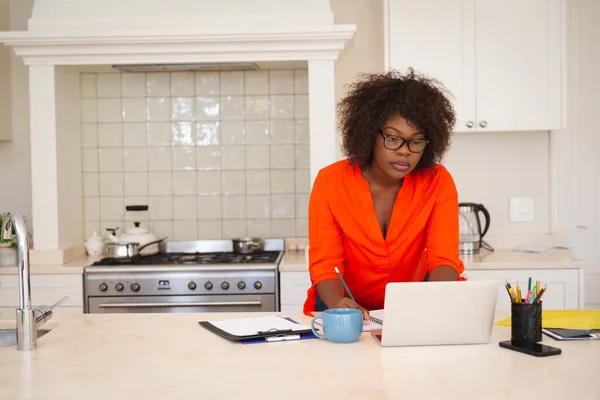 Afro Amerikalı Kadın Mutfakta Çalışıyor Tezgaha Yaslanıyor Dizüstü Bilgisayar Kullanıyor — Stok fotoğraf