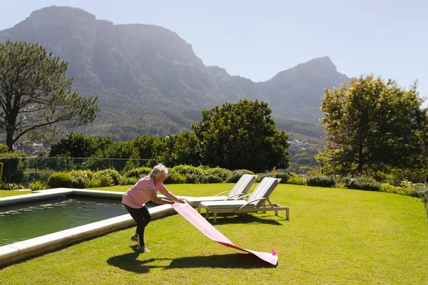 Senior Kaukasierin Rollt Yogamatte Sonnigen Garten Aus Rückzug Den Ruhestand — Stockfoto
