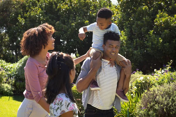 Feliz Pareja Afroamericana Con Hijo Hija Aire Libre Jugando Jardín —  Fotos de Stock