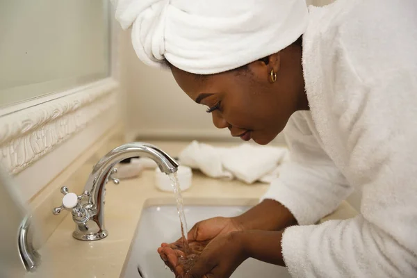 Mujer Afroamericana Baño Con Toalla Cabeza Pie Lavabo Salud Belleza —  Fotos de Stock