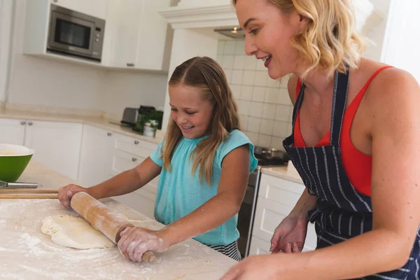 白种人的母亲和女儿在厨房里烘焙和微笑 家庭享受优质的闲暇时间一起做饭 — 图库照片